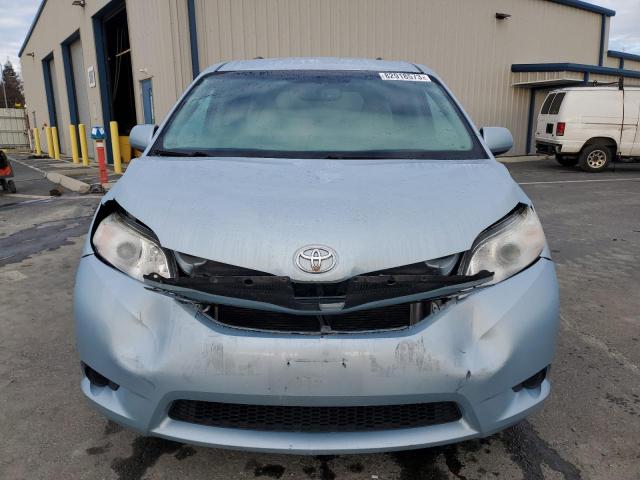 5TDKZ3DC9HS870584 - 2017 TOYOTA SIENNA LE BLUE photo 5