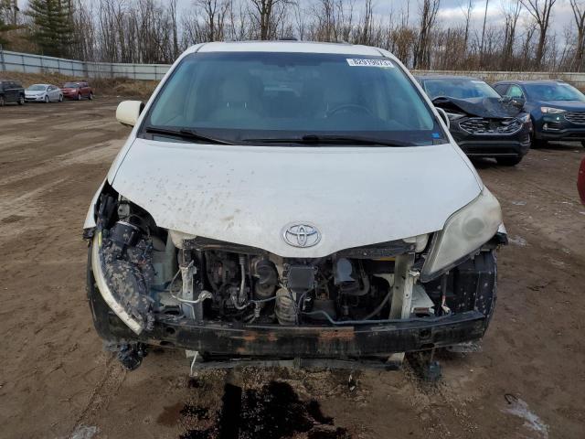 5TDYK3DC8BS064788 - 2011 TOYOTA SIENNA XLE WHITE photo 5