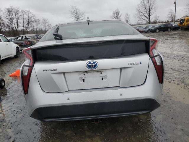 JTDKARFU0J3063989 - 2018 TOYOTA PRIUS SILVER photo 6