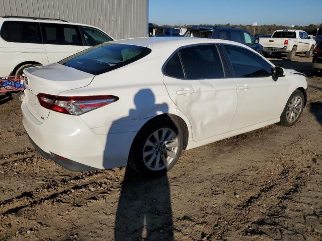 4T1B11HKXJU581823 - 2018 TOYOTA CAMRY L WHITE photo 3