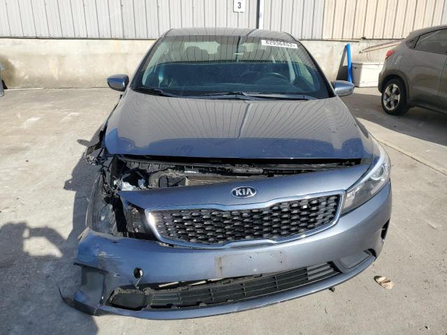 3KPFL4A75JE242604 - 2018 KIA FORTE LX GRAY photo 5