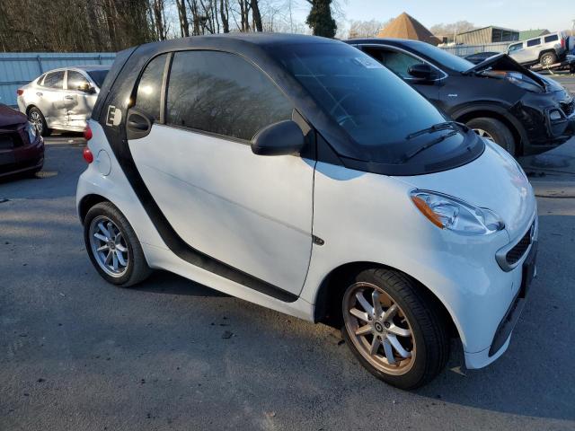 WMEEJ9AA7FK840760 - 2015 SMART FORTWO WHITE photo 4