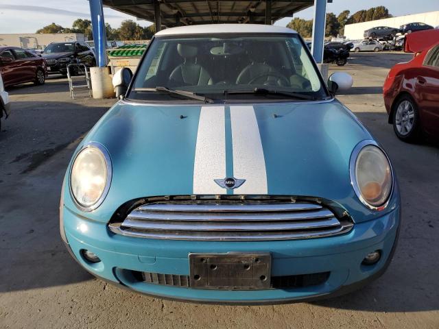 WMWMF3C57ATZ22190 - 2010 MINI COOPER BLUE photo 5