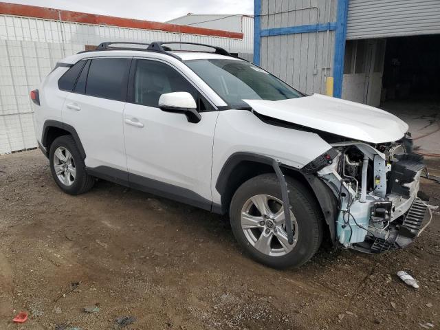 2T3W1RFV2MC172242 - 2021 TOYOTA RAV4 XLE WHITE photo 4