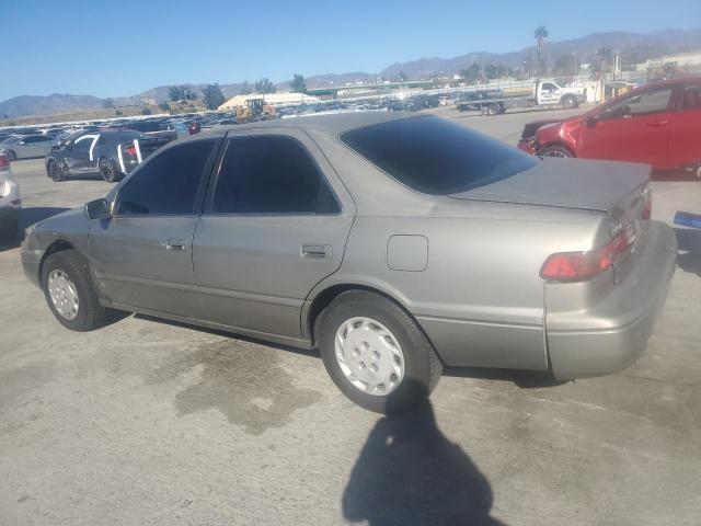 JT2BG28K2W0185692 - 1998 TOYOTA CAMRY LE GRAY photo 2