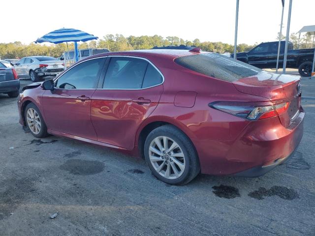 4T1C11AK3NU628677 - 2022 TOYOTA CAMRY LE RED photo 2