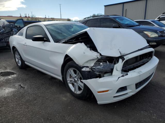 1ZVBP8AM3E5250439 - 2014 FORD MUSTANG WHITE photo 4