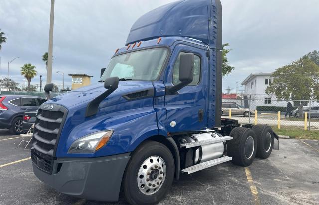 1FUJHTDV3LLKZ2324 - 2020 FREIGHTLINER CASCADIA 1 BLUE photo 2