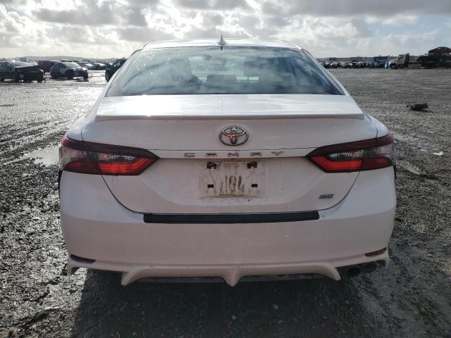 4T1T11AK9NU622625 - 2022 TOYOTA CAMRY SE WHITE photo 6