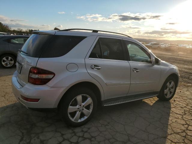 4JGBB8GB0BA702594 - 2011 MERCEDES-BENZ ML 350 4MATIC SILVER photo 3