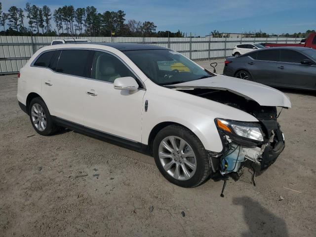 2LMHJ5AT2JBL00614 - 2018 LINCOLN MKT WHITE photo 4