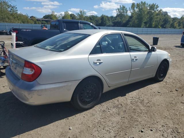 4T1BE32K92U061395 - 2002 TOYOTA CAMRY LE فضي صورة 3