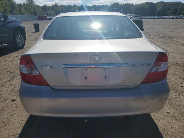 4T1BE32K92U061395 - 2002 TOYOTA CAMRY LE فضي صورة 6