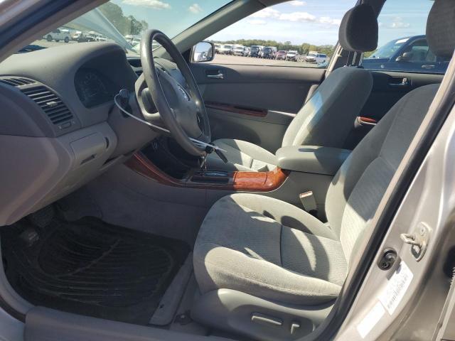 4T1BE32K92U061395 - 2002 TOYOTA CAMRY LE فضي صورة 7