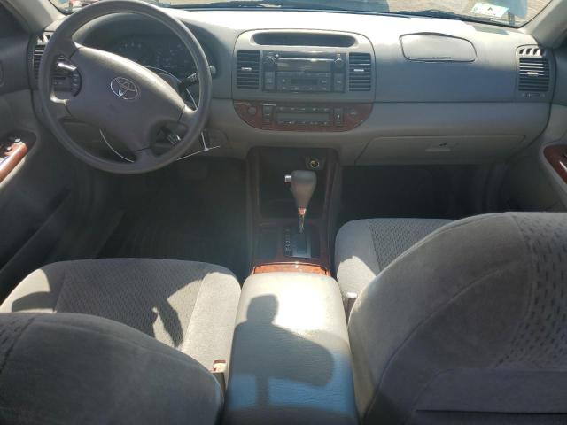 4T1BE32K92U061395 - 2002 TOYOTA CAMRY LE فضي صورة 8