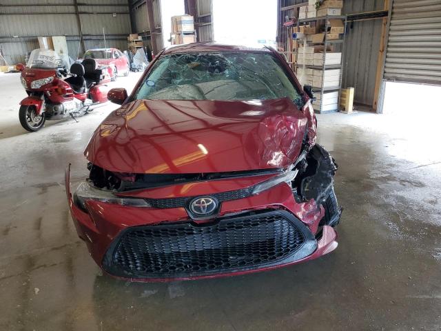 5YFEPMAE8NP308419 - 2022 TOYOTA COROLLA LE RED photo 5