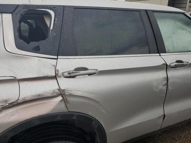 JA4J4TA86NZ045620 - 2022 MITSUBISHI OUTLANDER ES SILVER photo 10