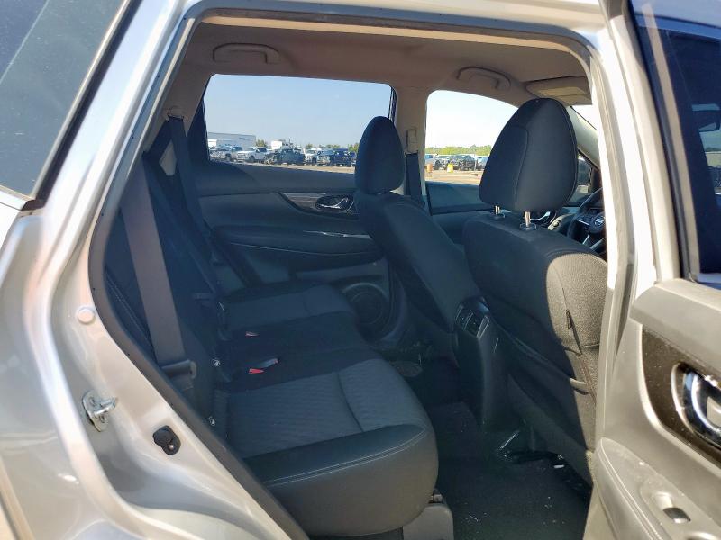 KNMAT2MT4JP588487 - 2018 NISSAN ROGUE S 银色 照片 10