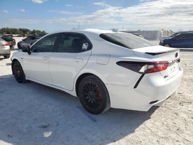 4T1T11AK4PU798579 - 2023 TOYOTA CAMRY SE NIGHT SHADE WHITE photo 2