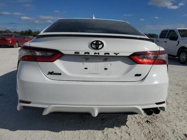 4T1T11AK4PU798579 - 2023 TOYOTA CAMRY SE NIGHT SHADE WHITE photo 6