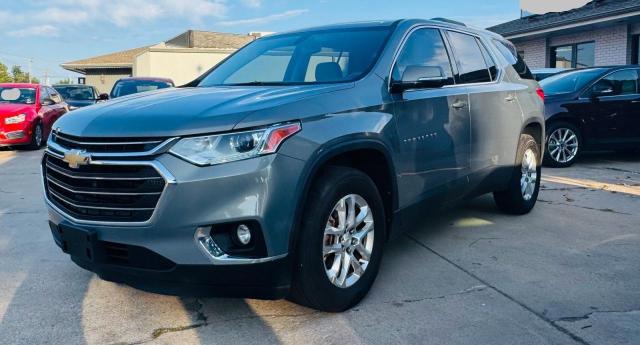 1GNERGKW6JJ141809 - 2018 CHEVROLET TRAVERSE LT ნაცრისფერი ფოტო 2