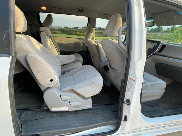 5TDKK3DC3FS547083 - 2015 TOYOTA SIENNA LE 白色 照片 6