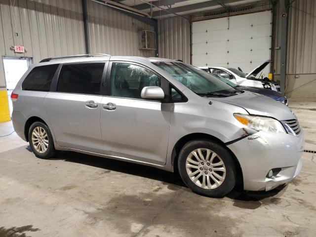 5TDYK3DCXDS294805 - 2013 TOYOTA SIENNA XLE ვერცხლისფერი ფოტო 4