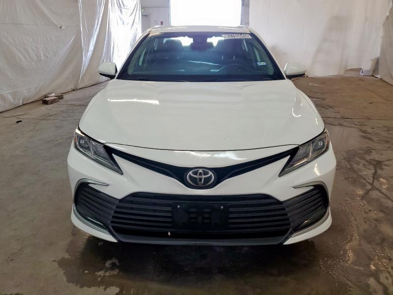 4T1C11AKXMU592016 - 2021 TOYOTA CAMRY LE 白色 照片 5