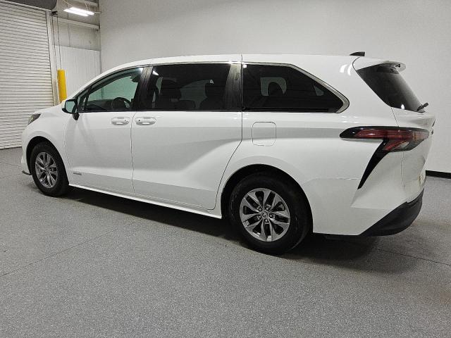 5TDKRKEC4MS033065 - 2021 TOYOTA SIENNA LE WHITE photo 2