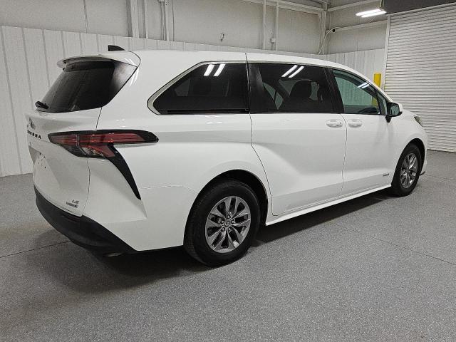 5TDKRKEC4MS033065 - 2021 TOYOTA SIENNA LE WHITE photo 3