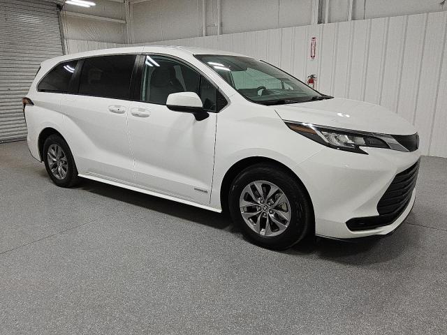 5TDKRKEC4MS033065 - 2021 TOYOTA SIENNA LE WHITE photo 4