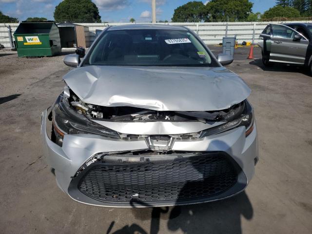 5YFEPRAE8LP069318 - 2020 TOYOTA COROLLA LE Gümüş foto 5