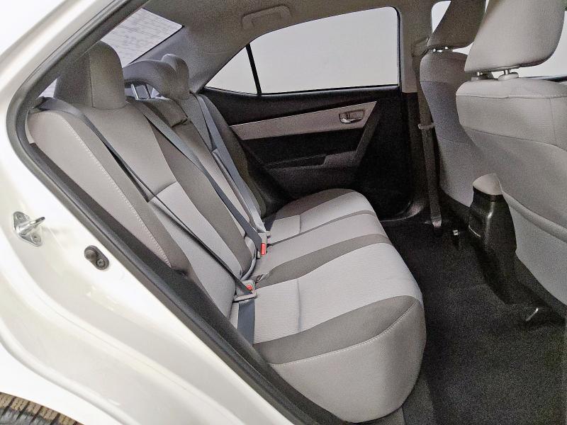 5YFBURHEXJP847939 - 2018 TOYOTA COROLLA L Weiß Foto 10