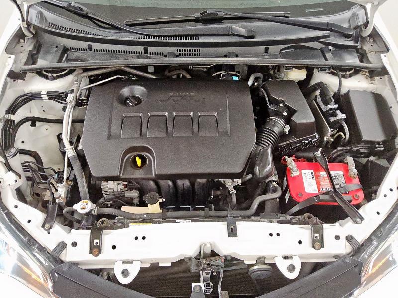 5YFBURHEXJP847939 - 2018 TOYOTA COROLLA L Weiß Foto 11