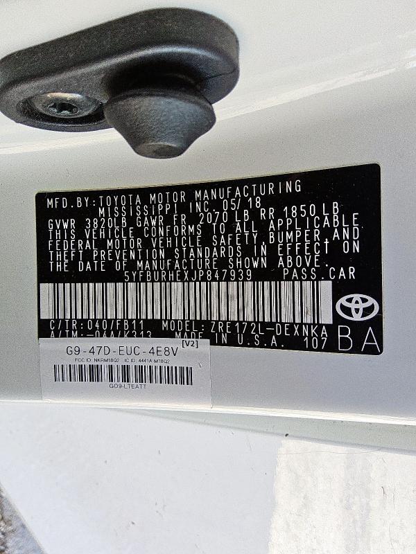 5YFBURHEXJP847939 - 2018 TOYOTA COROLLA L Weiß Foto 12