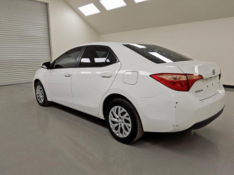 5YFBURHEXJP847939 - 2018 TOYOTA COROLLA L Weiß Foto 2