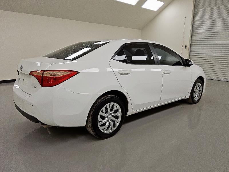 5YFBURHEXJP847939 - 2018 TOYOTA COROLLA L Weiß Foto 3
