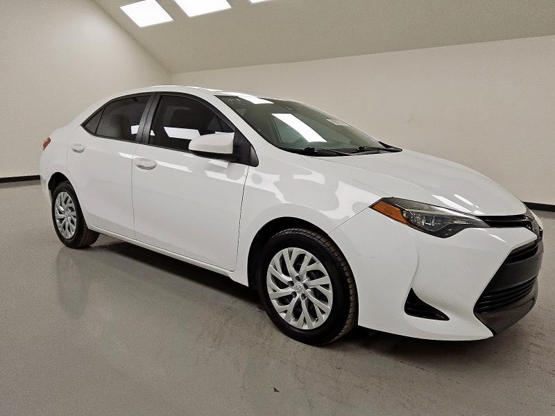 5YFBURHEXJP847939 - 2018 TOYOTA COROLLA L Weiß Foto 4