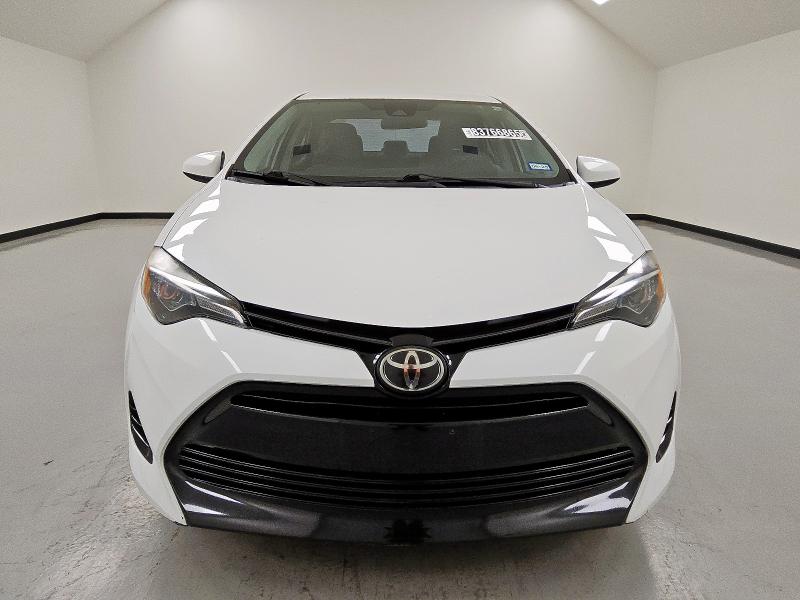 5YFBURHEXJP847939 - 2018 TOYOTA COROLLA L Weiß Foto 5