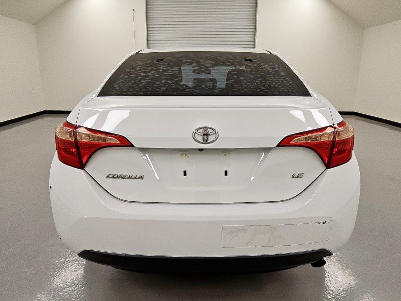 5YFBURHEXJP847939 - 2018 TOYOTA COROLLA L Weiß Foto 6