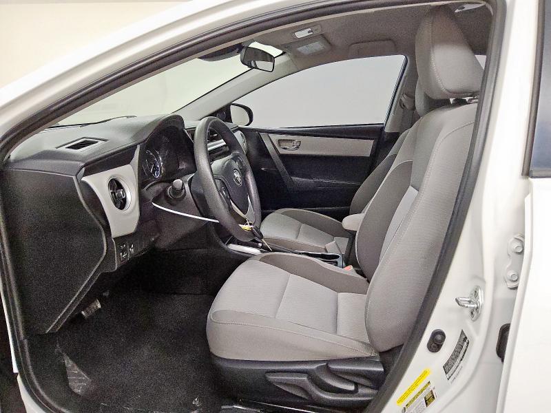 5YFBURHEXJP847939 - 2018 TOYOTA COROLLA L Weiß Foto 7