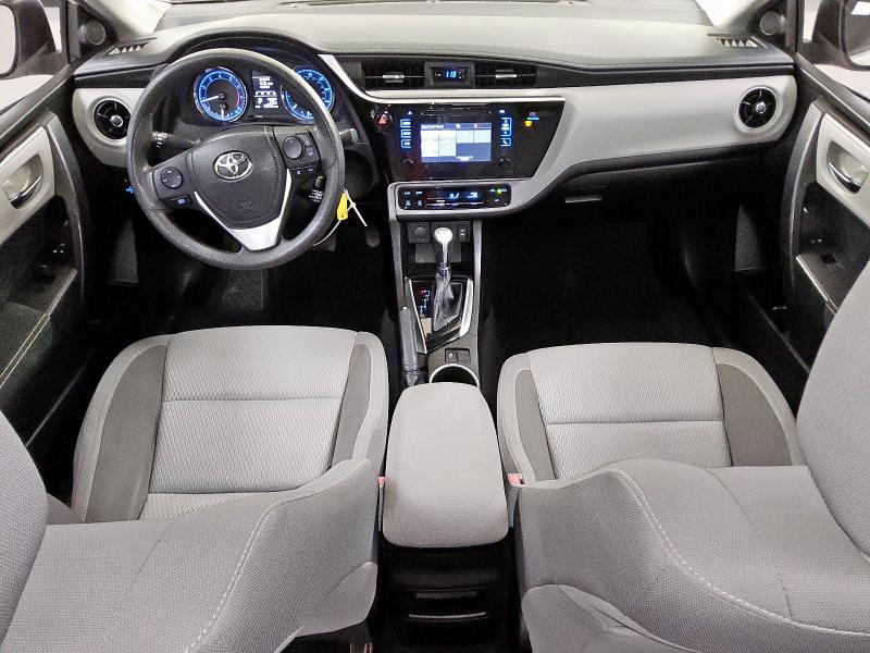 5YFBURHEXJP847939 - 2018 TOYOTA COROLLA L Weiß Foto 8