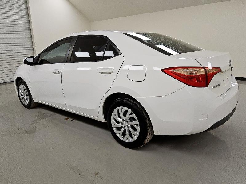 5YFBURHE4JP851422 - 2018 TOYOTA COROLLA L თეთრი ფოტო 2