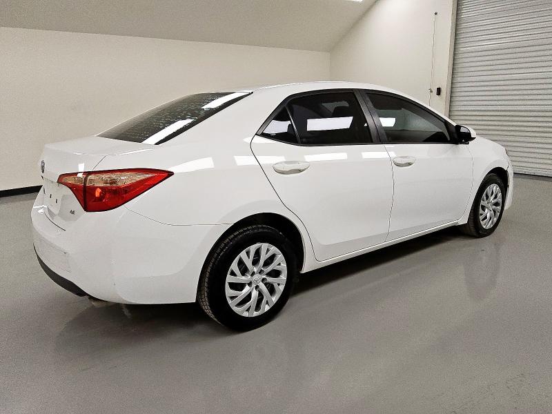 5YFBURHE4JP851422 - 2018 TOYOTA COROLLA L თეთრი ფოტო 3