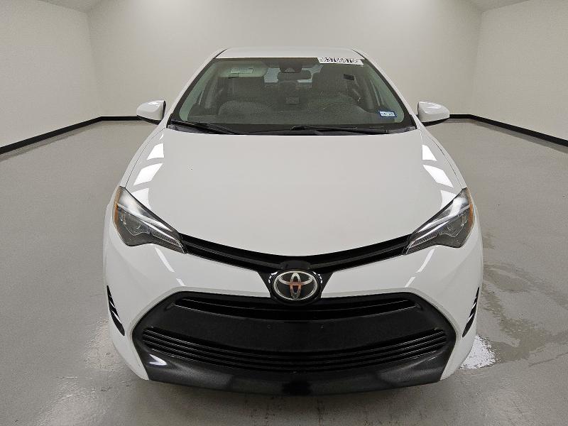 5YFBURHE4JP851422 - 2018 TOYOTA COROLLA L თეთრი ფოტო 5