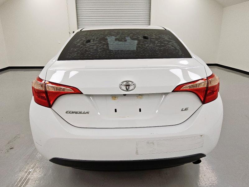 5YFBURHE4JP851422 - 2018 TOYOTA COROLLA L თეთრი ფოტო 6