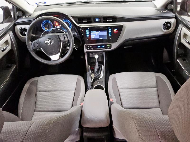 5YFBURHE4JP851422 - 2018 TOYOTA COROLLA L თეთრი ფოტო 8