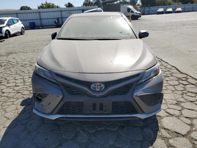 4T1K31AK6PU615026 - 2023 TOYOTA CAMRY XSE Silber Foto 5