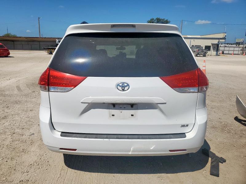 5TDYK3DC7CS236651 - 2012 TOYOTA SIENNA XLE WHITE photo 6