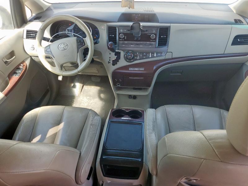 5TDYK3DC7CS236651 - 2012 TOYOTA SIENNA XLE WHITE photo 8